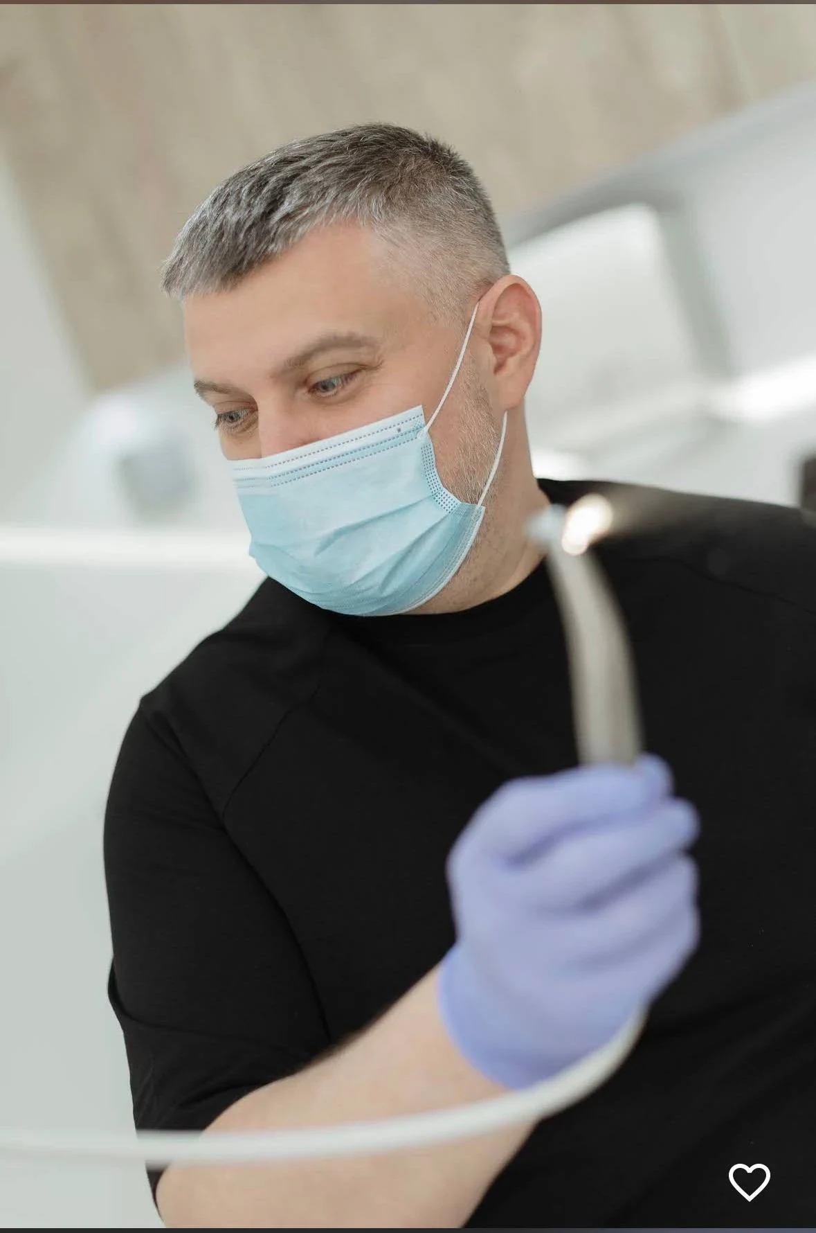 Лікар SVITLA Dental Clinic під час роботи