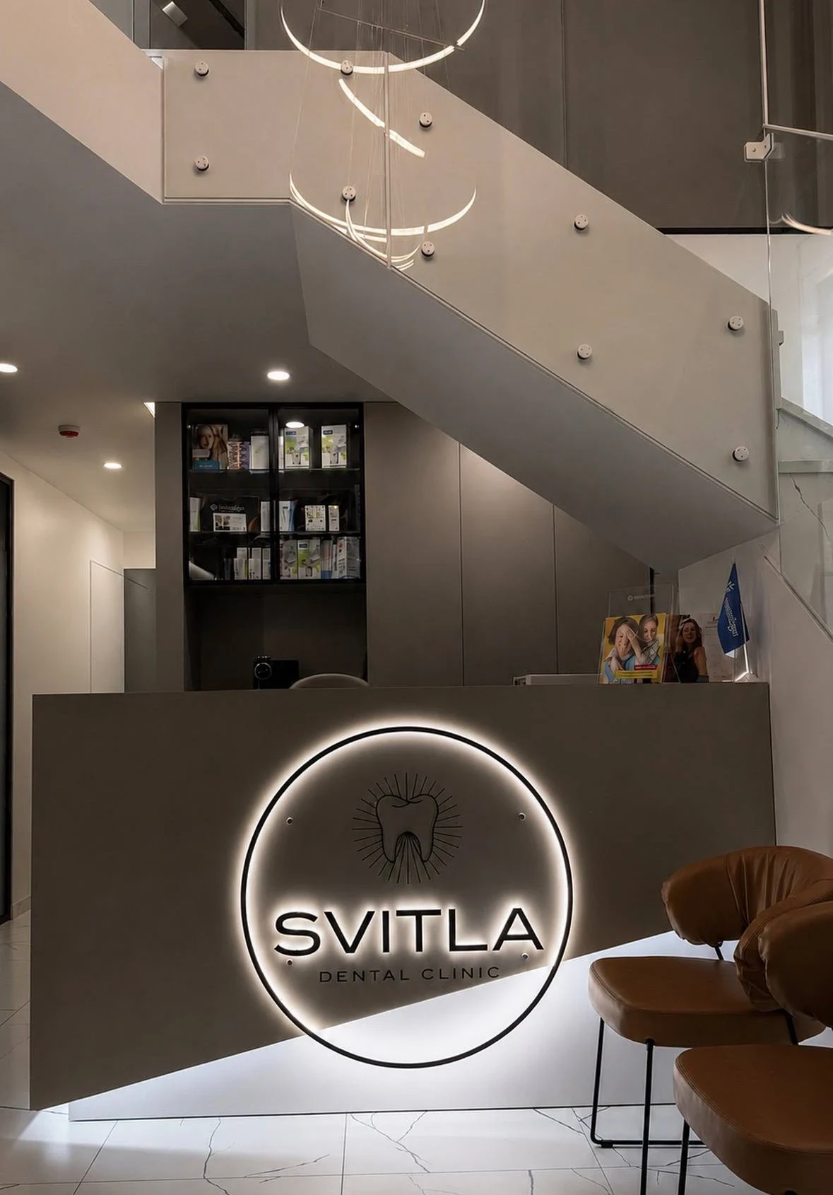 Рецепція SVITLA Dental Clinic зі світловим логотипом